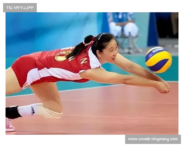 奥运冠军张娜指导发球垫球,学生掌声不断 奥运冠军张娜指导发球垫球,学生掌声不断