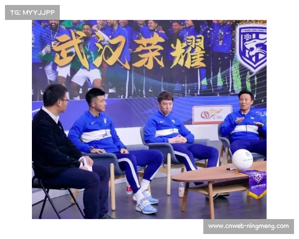 武汉球迷提前退场感慨:“三年从中乙到中超冠军,现在又三年从中超到中甲!” 武汉球迷提前退场感慨:“三年从中乙到中超冠军,现在又三年从中超到中甲!”